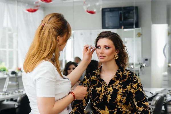 Salão Beleza Bonito Moderno Estilista Maquiagem Profissional Faz Maquiagem Para — Fotografia de Stock