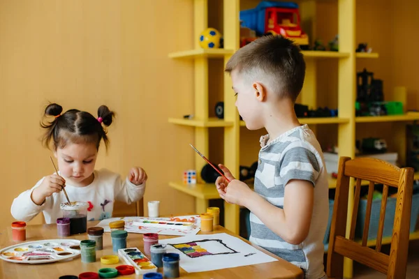 Niño Una Niña Juegan Juntos Pintan Recreación Entretenimiento Quédate Casa — Foto de Stock