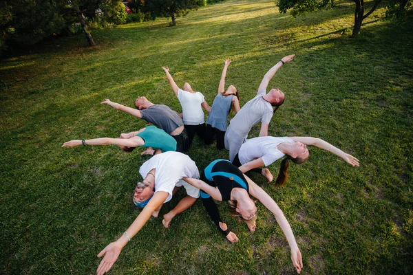 Grupa Ludzi Uprawia Jogę Kręgu Świeżym Powietrzu Podczas Zachodu Słońca — Zdjęcie stockowe