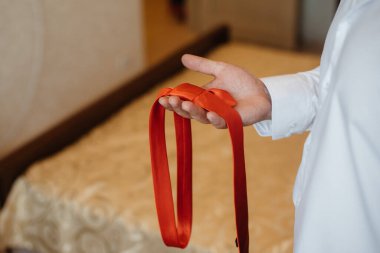 Kelebek tutan şık bir adam. Moda.