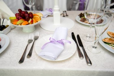 Tatil sırasında güzelce dekore edilmiş ve masaları sıralamış.