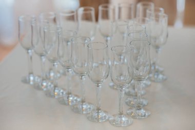 Şölen sırasında şenlik masasında kutlama bardakları. Alkolik içecek.