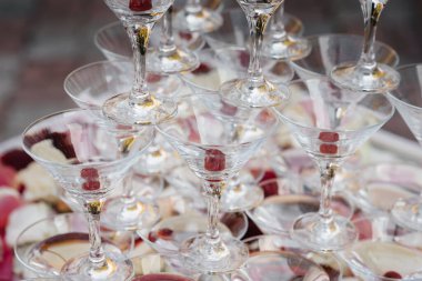 Şölen sırasında şenlik masasında kutlama bardakları. Alkolik içecek.