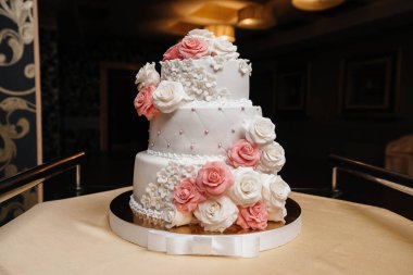 Bir şölende doğum günü pastası. Tatlı.