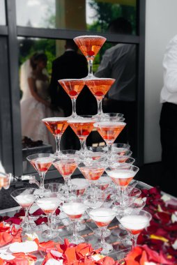 Şölen sırasında şenlik masasında kutlama bardakları. Alkolik içecek.