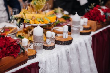 Tatil sırasında güzelce dekore edilmiş ve masaları sıralamış.