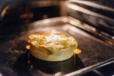 Yemek yaparken çok lezzetli geleneksel Alman peyniri. Peynir yapmak için