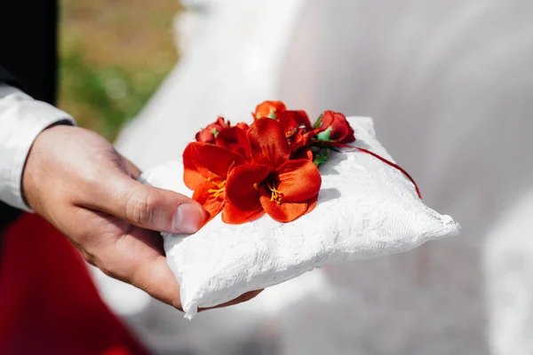 Bröllopsringar Och Andra Tillbehör Närbild Brudens Sammankomst Bröllop — Stockfoto