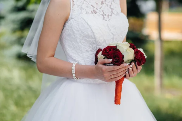 Bellissimo Sofisticato Bouquet Sposa Primo Piano Tiene Sposa Nelle Sue — Foto Stock