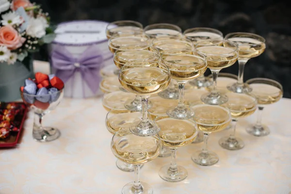 Bicchieri Festivi Sul Tavolo Festivo Durante Banchetto Bevanda Alcolica — Foto Stock