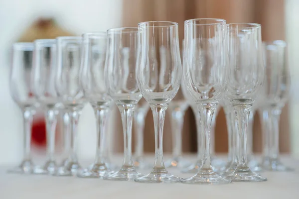 Feestelijke Glazen Feesttafel Tijdens Het Banket Alcoholhoudende Drank — Stockfoto