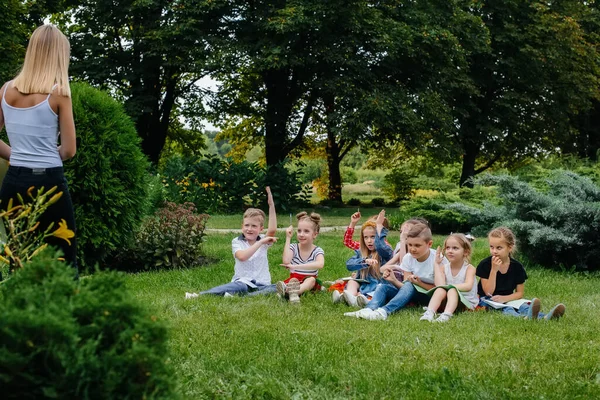 Insegnante Insegna Una Classe Bambini Parco All Aperto Ritorno Scuola — Foto Stock