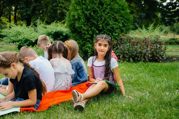 Lärare Undervisar Klass Barn Utomhuspark Tillbaka Till Skolan Lärande Pandemin — Stockfoto