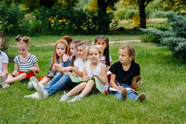 Professor Ensina Uma Classe Crianças Parque Livre Volta Escola Aprendendo — Fotografia de Stock