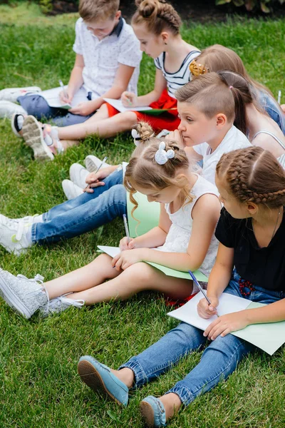 教師は屋外公園で子供たちのクラスを教えています 学校に戻り パンデミック時に学び — ストック写真