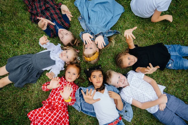 Grupo Niños Escuela Acuestan Hierba Círculo Divierten Feliz Infancia — Foto de Stock