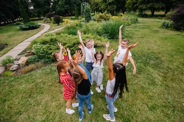 Група Дітей Бігає Розважається Грає Більша Команда Влітку Парку Щасливе — стокове фото