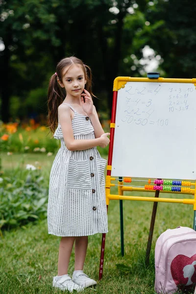 Skolflicka Skriver Lektioner Svarta Tavlan Och Engagerad Utomhusträning Tillbaka Till — Stockfoto