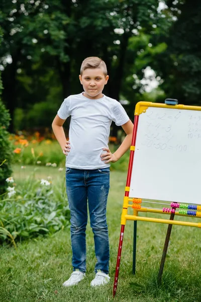 Studenten Skriver Lektioner Svarta Tavlan Och Engagerad Utomhusträning Tillbaka Till — Stockfoto