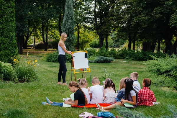 Insegnante Insegna Una Classe Bambini Parco All Aperto Ritorno Scuola — Foto Stock