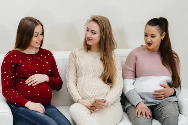 Pregnant Girls Sit Couch Have Fun Chatting Each Other Pregnancy — Stock Photo, Image