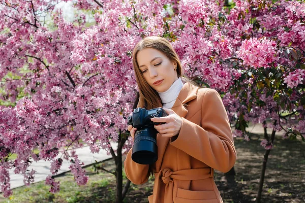 Mladá Krásná Dívka Fotograf Chodí Fotí Proti Kvetoucímu Stromu Apple — Stock fotografie