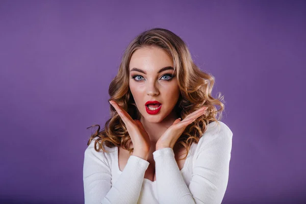 Une Jeune Belle Fille Montre Des Émotions Des Sourires Dans — Photo