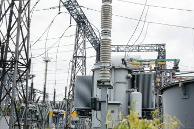 Elektrik santralinde güç transformatörü. Güç mühendisliği. Sanayi