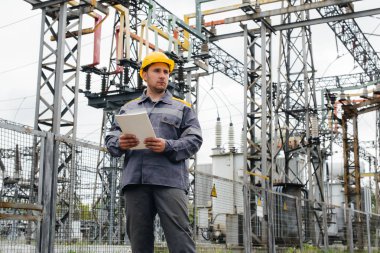 Enerji mühendisi istasyonun ekipmanlarını inceler. Güç mühendisliği. Sanayi