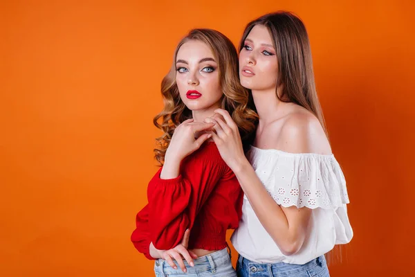 Dos Chicas Jóvenes Hermosas Muestra Emociones Sonrisas Estudio Sobre Fondo — Foto de Stock