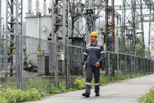 Funcionário Engenharia Faz Passeio Inspeção Uma Subestação Elétrica Moderna Energia — Fotografia de Stock