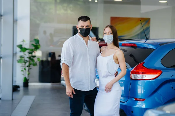 Jovem Casal Máscaras Seleciona Novo Veículo Consultar Com Representante Concessionária — Fotografia de Stock