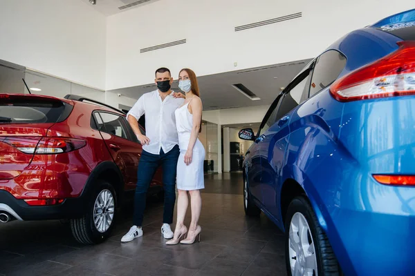 Young Couple Masks Selects New Vehicle Consult Representative Dealership Period — Stock Photo, Image