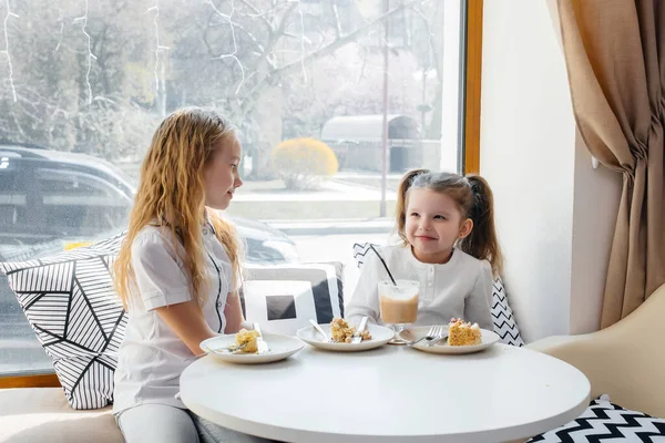 Δύο Χαριτωμένα Κοριτσάκια Κάθονται Ένα Καφέ Και Παίζουν Μια Ηλιόλουστη — Φωτογραφία Αρχείου