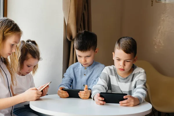 Bambini Siedono Tavolo Caffè Giocano Insieme Telefoni Cellulari Intrattenimento Moderno — Foto Stock