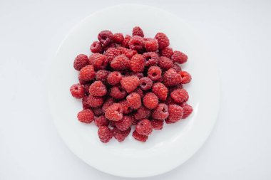 Kırmızı ahududu böğürtlenleri beyaz arka planda. Sağlıklı yiyecekler, doğal vitaminler. Taze meyve.