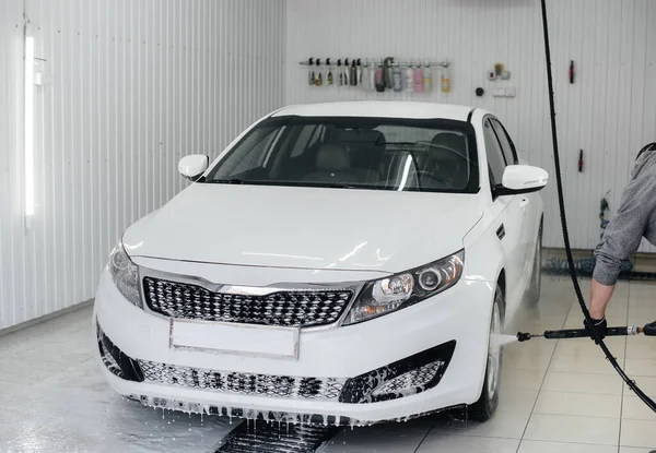 Lavado Moderno Con Espuma Agua Alta Presión Coche Blanco Lavado — Foto de Stock