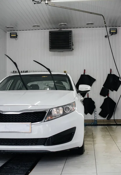 Lavado Moderno Con Espuma Agua Alta Presión Coche Blanco Lavado — Foto de Stock