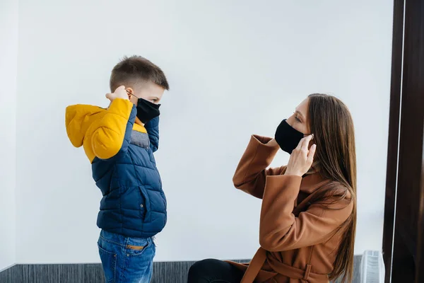 Una Madre Con Hijo Está Pie Una Máscara Durante Cuarentena — Foto de Stock