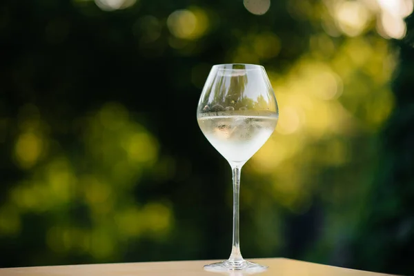 Una Copa Vino Blanco Atardecer Exquisito Vino Blanco Una Copa —  Fotos de Stock