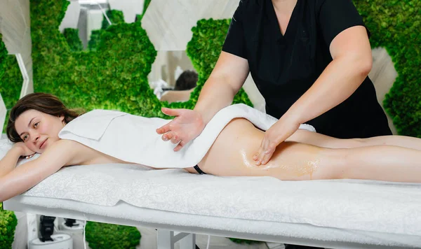 Uma Jovem Bonita Está Desfrutando Uma Massagem Profissional Usando Mel — Fotografia de Stock