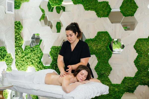 Uma Jovem Bonita Está Desfrutando Uma Massagem Cosmetológica Profissional Spa — Fotografia de Stock
