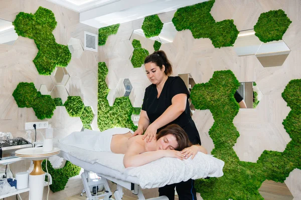 Uma Jovem Bonita Está Desfrutando Uma Massagem Cosmetológica Profissional Spa — Fotografia de Stock