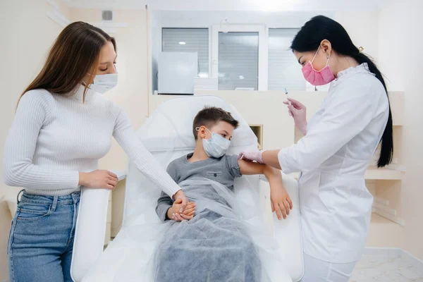 Očkování Dětí Celé Rodiny Proti Chřipce Koronavirové Infekci Během Celosvětové — Stock fotografie