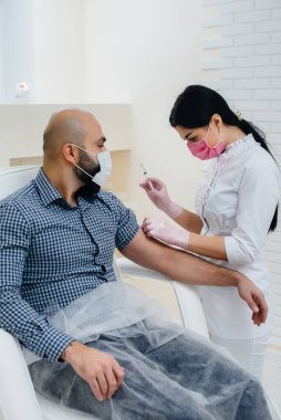 Dünya çapında bir salgın sırasında grip ve koronavirüs enfeksiyonuna karşı aşı. Bağışıklık sisteminin ve antikorların oluşumu.