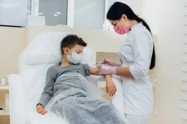Očkování Dětí Proti Chřipce Koronavirové Infekci Během Celosvětové Pandemie Tvorba — Stock fotografie