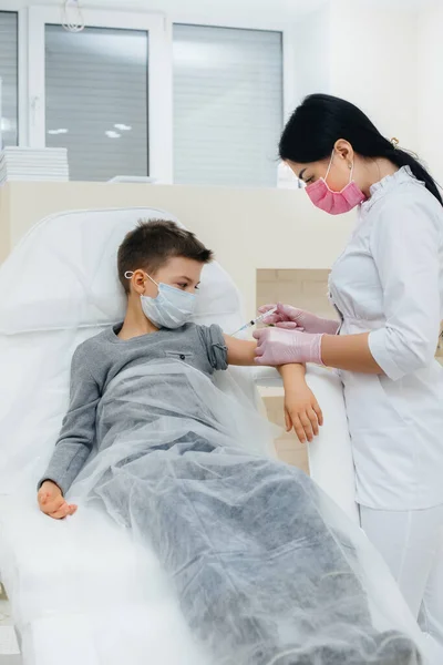 Vacinação Crianças Contra Gripe Infecção Pelo Coronavírus Durante Uma Pandemia — Fotografia de Stock