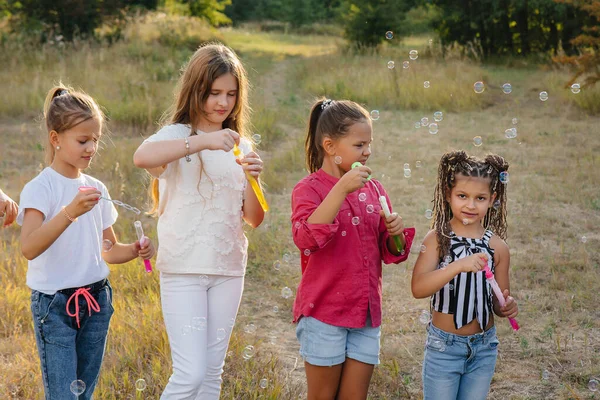 Grande Grupo Crianças Alegres Jogar Parque Inflar Bolhas Sabão Jogos — Fotografia de Stock