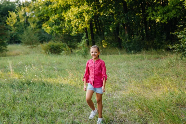 かわいい女の子は公園に立って笑顔 — ストック写真