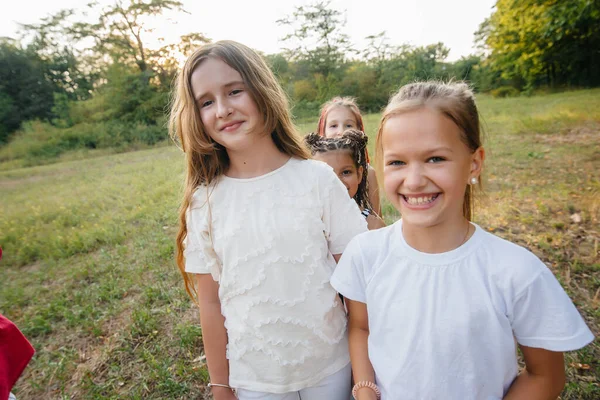 Grupo Chicas Alegres Están Sonriendo Jugando Parque Durante Atardecer Campamento — Foto de Stock